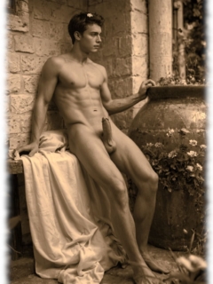 Von Gloeden Sepia, Knabe sitzend an Mauer gelehnt mit erhobenem Schaft. Von Gloeden Sepia, Knabe sitzend an Mauer gelehnt mit erhobenem Schaft.