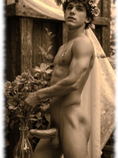 Von Gloeden Sepia, Knabe mit Blumenkranz auf dem Kopf und aufgerichtetes Verlangen im Seitenprofil. Von Gloeden Sepia, Knabe mit Blumenkranz auf dem Kopf und aufgerichtetes Verlangen im Seitenprofil.