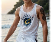 Twink steht am Strand, nasses T-Shirt, Stoff wölbt sich in nassen Shorts. Twink steht am Strand, nasses T-Shirt, Stoff wölbt sich in nassen Shorts.