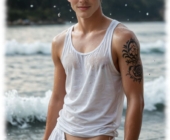 Twink steht am Strand, nasses T-Shirt, Rosenranke der Leidenschaft hängt aus leicht geöffneten Shorts. Twink steht am Strand, nasses T-Shirt, Rosenranke der Leidenschaft hängt aus leicht geöffneten Shorts.