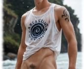 Twink steht mit nassem T-Shirt im Meer, präsentiert seinen aufstrebenden Titan und rasierte Glückskugeln. Twink steht mit nassem T-Shirt im Meer, präsentiert seinen aufstrebenden Titan und rasierte Glückskugeln.