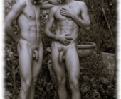 Von Gloeden schwarz/weiß, zwei Knaben stehend zeigen ihren Herold der Sehnsucht. Von Gloeden schwarz/weiß, zwei Knaben stehend zeigen ihren Herold der Sehnsucht.