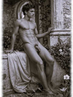 Von Gloeden schwarz/weiß, Knabe sitzend zeigt sein Juwel der Liebe. Von Gloeden schwarz/weiß, Knabe sitzend zeigt sein Juwel der Liebe.