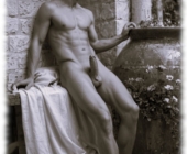 Von Gloeden schwarz/weiß, Knabe sitzend an Mauer gelehnt mit erhobenem Schaft. Von Gloeden schwarz/weiß, Knabe sitzend an Mauer gelehnt mit erhobenem Schaft.