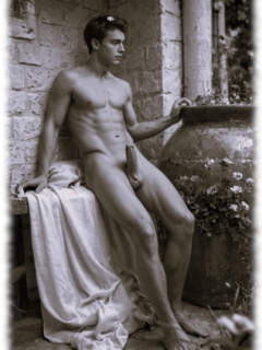 Von Gloeden schwarz/weiß, Knabe sitzend an Mauer gelehnt mit erhobenem Schaft. Von Gloeden schwarz/weiß, Knabe sitzend an Mauer gelehnt mit erhobenem Schaft.