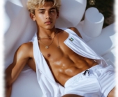 Blonder Twink liegend, offene Weste, Shorts verdecken die Feder der Sinnlichkeit. Blonder Twink liegend, offene Weste, Shorts verdecken die Feder der Sinnlichkeit.