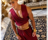 Junger Adeliger auf Teppich stehend, Toga bedeckt den Oberkörper. Tunika mit leichter Auswölbung. Junger Adeliger auf Teppich stehend, Toga bedeckt den Oberkörper. Tunika mit leichter Auswölbung.