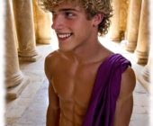 Junger Adeliger in Säulengang stehend, Toga bedeckt den Oberkörper und den Funken des Eros. Junger Adeliger in Säulengang stehend, Toga bedeckt den Oberkörper und den Funken des Eros.