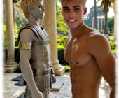 Durchtrainierter Sklave seitlich stehend, mit massiver erhobener Schaft tritt deutlich hervor. Durchtrainierter Sklave seitlich stehend, mit massiver erhobener Schaft tritt deutlich hervor.