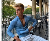 Straßenkaffee-Szene, Twink an Geländer gelehnt, Lust zeichnete sich in Umrissen ab. Straßenkaffee-Szene, Twink an Geländer gelehnt, Lust zeichnete sich in Umrissen ab.