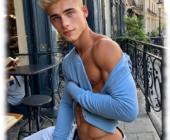 Straßenkaffee-Szene, Twink im Shirt, geöffnete Hose gewährt teilweisen Blick auf die Feder der Sinnlichkeit. Straßenkaffee-Szene, Twink im Shirt, geöffnete Hose gewährt teilweisen Blick auf die Feder der Sinnlichkeit.