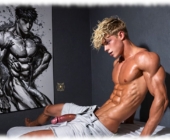 BlonderTwink seitlich auf Hotel-Bett sitzend, geöffnete Hose gibt Weg für Rosenranke der Leidenschaft frei. BlonderTwink seitlich auf Hotel-Bett sitzend, geöffnete Hose gibt Weg für Rosenranke der Leidenschaft frei.