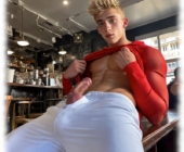 Café-Szene, Twink nach hinten gelehnt, aufstrebende Flamme und Schicksalszwillinge dringen durch geöffnete Hose. Café-Szene, Twink nach hinten gelehnt, aufstrebende Flamme und Schicksalszwillinge dringen durch geöffnete Hose.