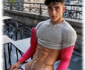 Café-Szene, Twink auf Dachterrasse, die erhabene Statue und Lustmandeln unübersehbar. Leiblicher Tau auf Sixpack. Café-Szene, Twink auf Dachterrasse, die erhabene Statue und Lustmandeln unübersehbar. Leiblicher Tau auf Sixpack.