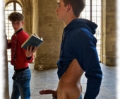 Zwei Twinks in Kirche stehend, erhobener Schaft des einen ragt über Hose. Zwei Twinks in Kirche stehend, erhobener Schaft des einen ragt über Hose.