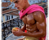 Braun gebrannter Twink auf Terrasse sitzend, fordernde Wölbung in goldfarbenen Pants. Braun gebrannter Twink auf Terrasse sitzend, fordernde Wölbung in goldfarbenen Pants.