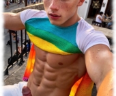 Blonder Twink beim Straßen-Karneval sitzend, fremde Hand umfasst seine Granitsäule der Lust. Blonder Twink beim Straßen-Karneval sitzend, fremde Hand umfasst seine Granitsäule der Lust.