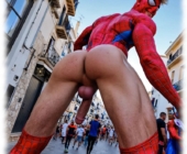 Twink im Spiderman-Kostüm, Po nach hinten gestreckt, kräftiges Juwel der Liebe und die prallen Schöpfungsäpfel hängen frei. Twink im Spiderman-Kostüm, Po nach hinten gestreckt, kräftiges Juwel der Liebe und die prallen Schöpfungsäpfel hängen frei.