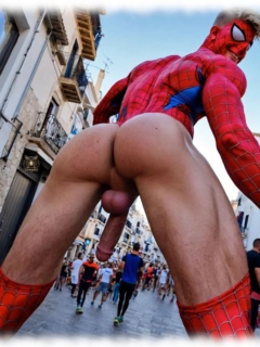 Twink im Spiderman-Kostüm, Po nach hinten gestreckt, kräftiges Juwel der Liebe und die prallen Schöpfungsäpfel hängen frei. Twink im Spiderman-Kostüm, Po nach hinten gestreckt, kräftiges Juwel der Liebe und die prallen Schöpfungsäpfel hängen frei.