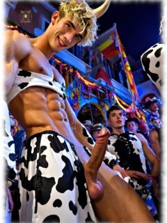 Blonder Twink im Kuhkostüm, massive glühende Lanze der Lust und die Glückskugeln im Profil. Blonder Twink im Kuhkostüm, massive glühende Lanze der Lust und die Glückskugeln im Profil.