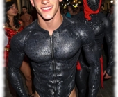 Twink in Schlangenhaut beim Straßen-Karneval, rasiertes Juwel der Liebe sichtbar. Twink in Schlangenhaut beim Straßen-Karneval, rasiertes Juwel der Liebe sichtbar.