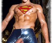Twink im Superman-Kostüm, geöffnete Hose gibt kräftigen Schöpferstab und Fruchtknollen frei. Twink im Superman-Kostüm, geöffnete Hose gibt kräftigen Schöpferstab und Fruchtknollen frei.