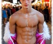 Blonder Twink in pinkem Fell-Kostüm, Lustkelch und Glücksperlen durch Shorts nach oben gedrückt. Blonder Twink in pinkem Fell-Kostüm, Lustkelch und Glücksperlen durch Shorts nach oben gedrückt.