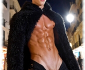 Twink im Kostüm auf nächtlicher Straße, aufgerichtetes Verlangen und Samenjuwelen über der Hose. Twink im Kostüm auf nächtlicher Straße, aufgerichtetes Verlangen und Samenjuwelen über der Hose.