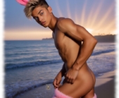 Blonder Twink im Bunny-Kostüm, Seitenprofil, nackter Oberkörper nach vorn gebeugt. Blonder Twink im Bunny-Kostüm, Seitenprofil, nackter Oberkörper nach vorn gebeugt.