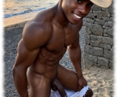 Dunkelhäutiger Twink breitbeinig im Sand stehend, weit geöffnete Hose gibt kräftigen Lustkelch frei. Dunkelhäutiger Twink breitbeinig im Sand stehend, weit geöffnete Hose gibt kräftigen Lustkelch frei.