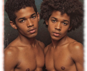 Magazin, Twins in Lust: Zwei dunkelhäutige Twinks im Portrait. Magazin, Twins in Lust: Zwei dunkelhäutige Twinks im Portrait.