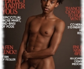 Magazin, Barely Legal: Dunkelhäutiger Twink, stehend, zeigt Knospenfeder und Lustmandeln. Magazin, Barely Legal: Dunkelhäutiger Twink, stehend, zeigt Knospenfeder und Lustmandeln.