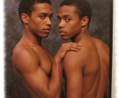 Magazin, Butt Buddies: Zwei dunkelhäutige Twinks einander zugewandt, Hand auf der Schulter. Magazin, Butt Buddies: Zwei dunkelhäutige Twinks einander zugewandt, Hand auf der Schulter.