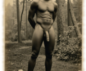 Vintage-Dunkelhäutiger Mann im Wald, Hände auf Rücken, prächtiges Juwel der Liebe hängt nach unten. Vintage-Dunkelhäutiger Mann im Wald, Hände auf Rücken, prächtiges Juwel der Liebe hängt nach unten.