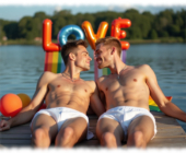 Zwei Männer, auf Bootssteg liegend. freier Oberkörper, Shorts mit geformter Stelle im Gewebe, zum Kuss bereit. Zwei Männer, auf Bootssteg liegend. freier Oberkörper, Shorts mit geformter Stelle im Gewebe, zum Kuss bereit.