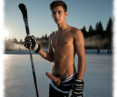 Junger kanadischer Eishockey-Spieler. Schläger in der Hand und Erregungsrute im Profil. Junger kanadischer Eishockey-Spieler. Schläger in der Hand und Erregungsrute im Profil.