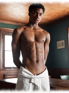 Dunkelhäutiger Twink, stehend, Arme hinter Rücken verschränkt. Dunkelhäutiger Twink, stehend, Arme hinter Rücken verschränkt.