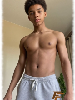 Twink, Frontalansicht, eine dezente Linie im Stoffverlauf zeichnet sich ab. Twink, Frontalansicht, eine dezente Linie im Stoffverlauf zeichnet sich ab.