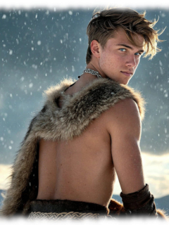 Nahaufnahme, Junger Krieger mit rückwärtsgewandtem Blick in Winterlandschaft. Nahaufnahme, Junger Krieger mit rückwärtsgewandtem Blick in Winterlandschaft.