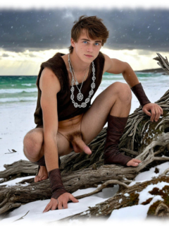 Nackter Krieger mit Fellweste hockt am Strand, Liebesstab zeigt erregt nach vorn. Nackter Krieger mit Fellweste hockt am Strand, Liebesstab zeigt erregt nach vorn.