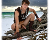 Nackter Krieger mit Fellweste hockt am Strand, Liebesstab zeigt erregt nach vorn. Nackter Krieger mit Fellweste hockt am Strand, Liebesstab zeigt erregt nach vorn.