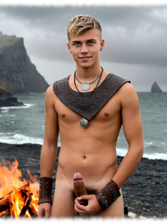 Nackter nordischer Krieger mit erregter Lanze des Begehrens am Strand hält seine schweren Schöpfungsäpfel. Nackter nordischer Krieger mit erregter Lanze des Begehrens am Strand hält seine schweren Schöpfungsäpfel.