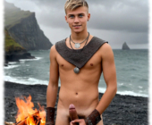 Nackter nordischer Krieger mit erregter Lanze des Begehrens am Strand hält seine schweren Schöpfungsäpfel. Nackter nordischer Krieger mit erregter Lanze des Begehrens am Strand hält seine schweren Schöpfungsäpfel.