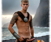 Nackter nordischer Krieger mit mächtigen unerschütterliche Mast am Strand. Nackter nordischer Krieger mit mächtigen unerschütterliche Mast am Strand.