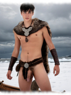 Odin’s Sohn im Schnee , Lendenschutz gibt den Blick auf seinen beschnittenes Lustpendel frei. Odin’s Sohn im Schnee , Lendenschutz gibt den Blick auf seinen beschnittenes Lustpendel frei.