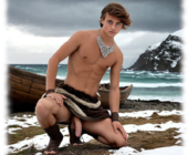 Odin’s Sohn kniet am Strand, Lendenschutz gibt Blick auf seinen stattlichen Herold der Sehnsucht frei. Odin’s Sohn kniet am Strand, Lendenschutz gibt Blick auf seinen stattlichen Herold der Sehnsucht frei.