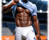 Dunkelhäutiger Sportler mit verheißungsvoller Sehnsucht im Stoff präsentiert sein Sixpack. Dunkelhäutiger Sportler mit verheißungsvoller Sehnsucht im Stoff präsentiert sein Sixpack.