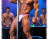 Muskulöser Pooldancer drückt seinen im Slip verborgenen Talisman des Begehrens gegen die Stange. Muskulöser Pooldancer drückt seinen im Slip verborgenen Talisman des Begehrens gegen die Stange.