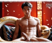 Breitbeinig sitzender asiatischer Twink zeigt seine Glut durchströmte Härte und die prallen Samenjuwelen. Breitbeinig sitzender asiatischer Twink zeigt seine Glut durchströmte Härte und die prallen Samenjuwelen.