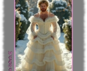 Ginger Men, Bartträger in weißem Kleid, großzügiges Dekolleté mit üppiger Brustbehaarung. Ginger Men, Bartträger in weißem Kleid, großzügiges Dekolleté mit üppiger Brustbehaarung.